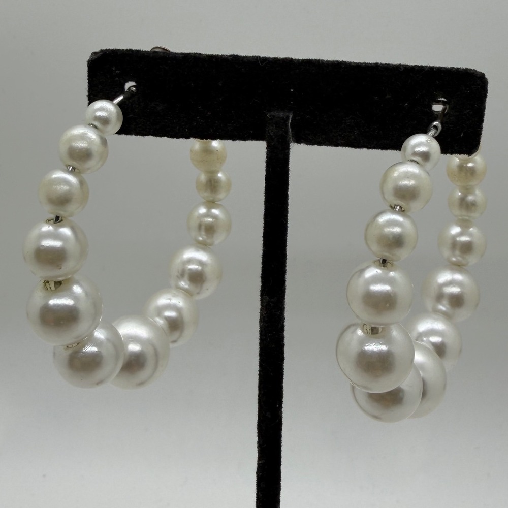 White Faux Pearl Graduated Hoop Earrings Silver Tone Lever Back Jewelry